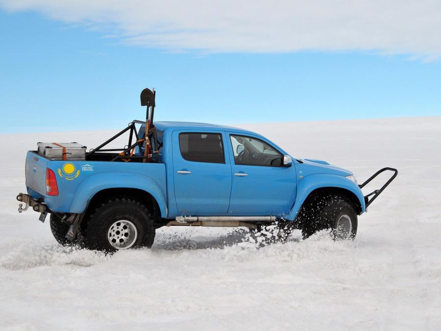  Toyota Hilux AT44 Arctic Trucks 2007 года  (фото 2 из 30)